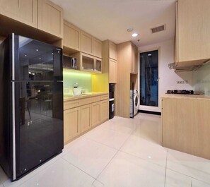 Apartment, 3 Bedrooms, City View | Private kitchen