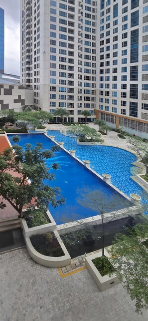 Una piscina al aire libre