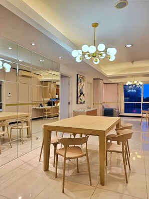 Apartment, 3 Bedrooms, City View | Dining room