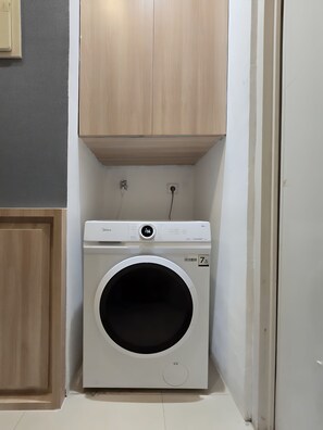 Apartment, 2 Bedrooms, City View | Laundry