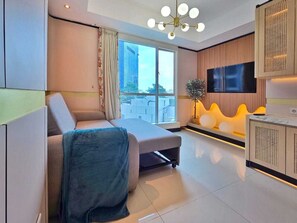 Apartment, 3 Bedrooms, City View | Living area