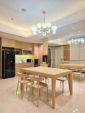 Apartment, 3 Bedrooms, City View | Dining room