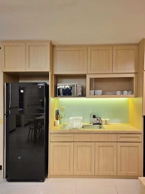 Apartment, 3 Bedrooms, City View | Private kitchen
