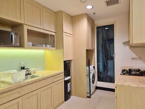 Apartment, 3 Bedrooms, City View | Private kitchen