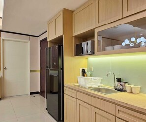 Apartment, 3 Bedrooms, City View | Private kitchen
