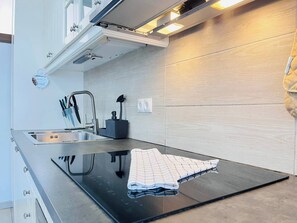 ثلاجة، ميكروويف، موقد طهي مسطح، غسالة أطباق