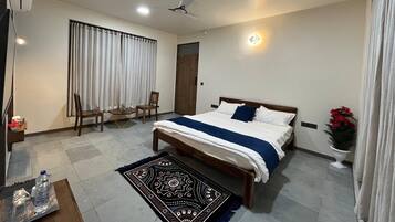 Kahden hengen perhehuone, patio, näköala puutarhaan | Työpöytä, kannettavalle tietokoneelle sopiva työtila, ilmainen Wi-Fi