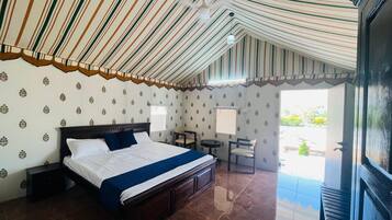 Luksustelttamajoitus, patio, näköala puutarhaan | Työpöytä, kannettavalle tietokoneelle sopiva työtila, ilmainen Wi-Fi