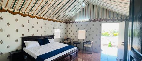 Tienda de lujo, patio, vistas al jardín | Escritorio, espacio para trabajar con un portátil, wifi gratis