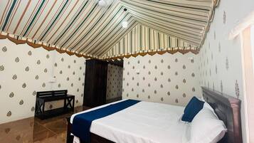 Una habitación con cama, armario y techo a rayas.