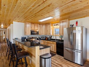 Fridge, microwave, oven, stovetop - 3 br house with hot tub by Yellowstone (Gardiner)