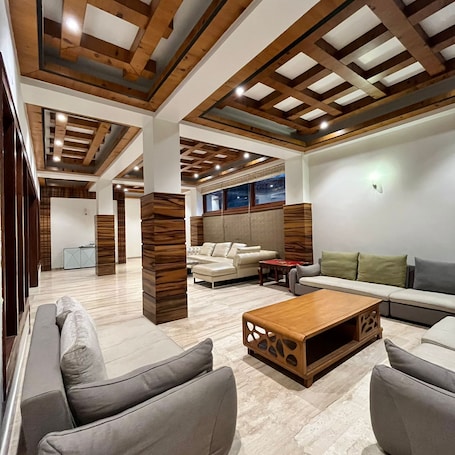 Sala de estar en el lobby. Cilantro Unwind Delisso Abode Pelling