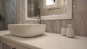 Haartrockner, Handtücher, Seife, Toilettenpapier