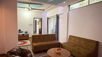 Comfort Suite, Balcony | Living area