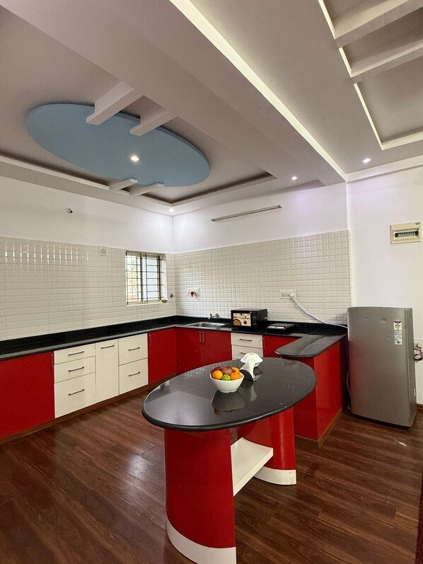 Comfort Suite, Balcony | Private kitchen | Fridge, microwave, cookware/dishes/utensils