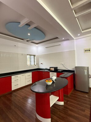 Comfort Suite, Balcony | Private kitchen | Fridge, microwave, cookware/dishes/utensils
