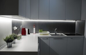 Mikroaaltouuni, liesi, astianpesukone