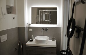 Bruser, hårtørrer, bidet, håndklæder