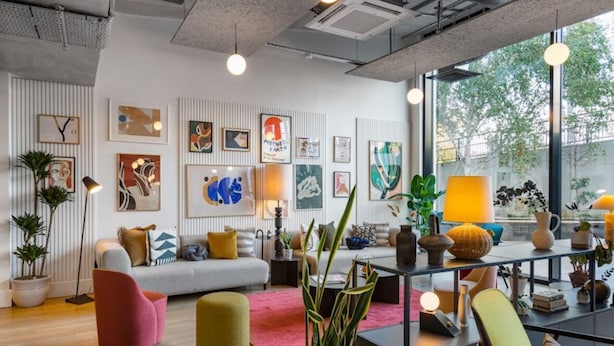 A modern living room with a sofa, chairs, a coffee table, and various decorative items. - Modern 3 Bed Wembley Stadium View Apartment (Wembley)