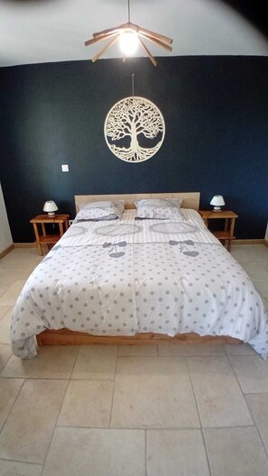 2 bedrooms, internet, bed sheets