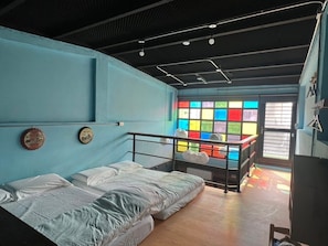 Casa galeria, sacada, vista para a cidade | Cortinas blackout, Wi-Fi de cortesia