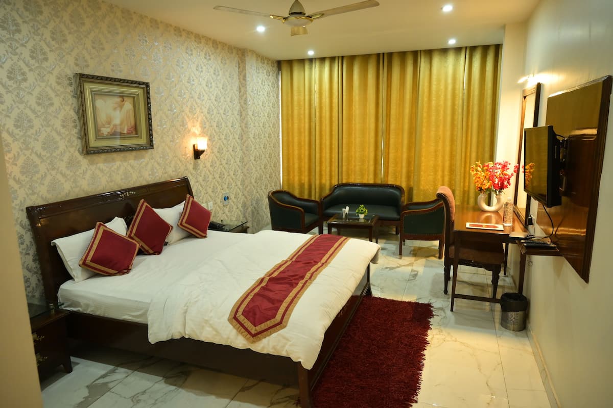 Desk, laptop workspace, iron/ironing board, free WiFi