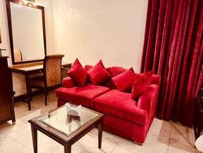 Dobbeltrom – superior, hageutsikt | Skrivebord, skrivebord for bærbar PC og strykejern/-brett