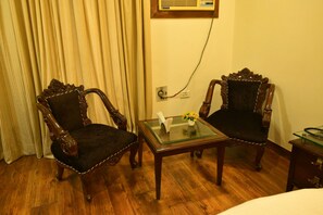 Dobbeltrom – superior, hageutsikt | Skrivebord, skrivebord for bærbar PC og strykejern/-brett