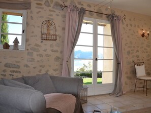 TV, fireplace - Holiday home: Gîte du Levant (Aiglun)