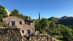 Exterior - Holiday home: Gîte du Levant (Aiglun)