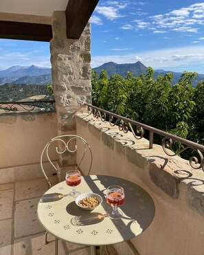Outdoor dining - Holiday home: Gîte du Levant (Aiglun)