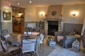 Dining - Holiday home: Gîte du Levant (Aiglun)