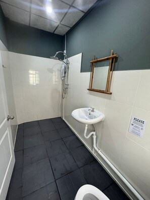 A small bathroom with a shower, sink, and toilet. - kiwi villas 1 (Vang Vieng)