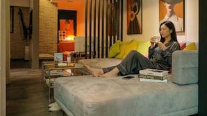 Una sala de estar moderna con un sofá, una mesa de centro y una estantería.