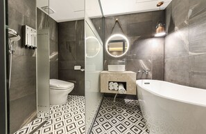 Habitación doble Premium | Baño | Amenidades de baño gratuitas, secadora de cabello, batas, jabón 