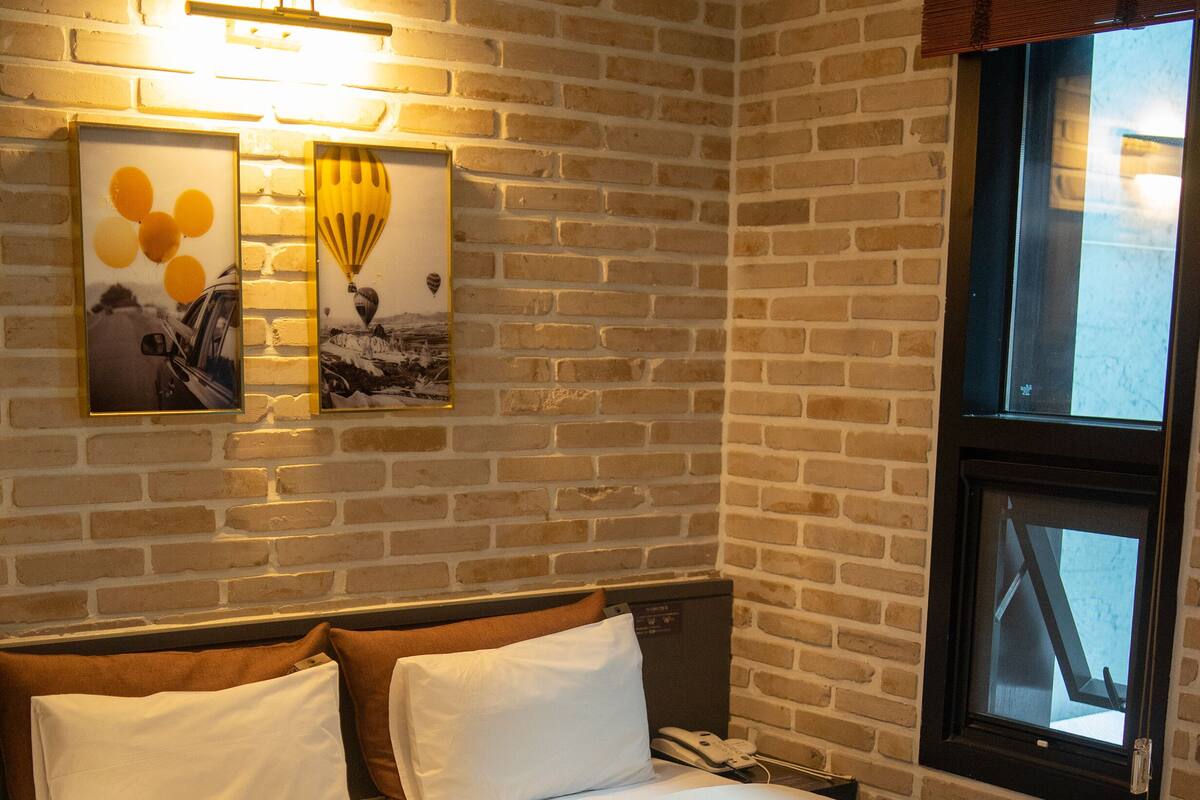 Escritorio, wifi gratis y ropa de cama