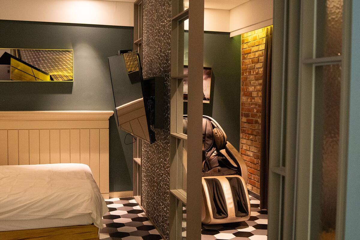 Escritorio, wifi gratis y ropa de cama