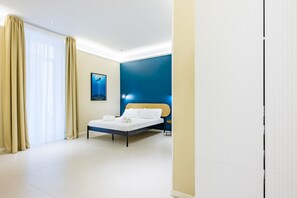 شقة (4 Bedrooms) | 4 عدّة غرف نوم ومساحة عمل للكمبيوتر المحمول ومكواة/لوح كي وملاءات أ�سرّة