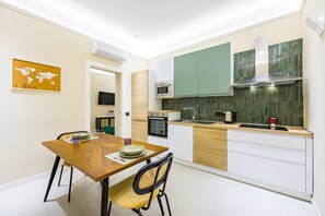 Apartment (4 Bedrooms) | Private kitchen | Microwave, oven, stovetop, dishwasher - Modern Family Spacious Apartment Near Toledo (Naples)