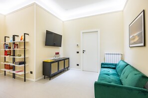 Apartment (4 Bedrooms) | Living area | TV - Modern Family Spacious Apartment Near Toledo (Naples)