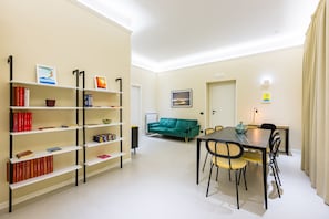Apartment (4 Bedrooms) | Living area