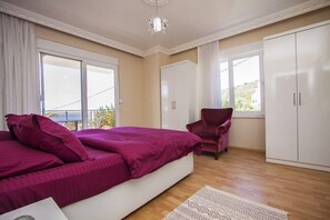 4 bedrooms, iron/ironing board