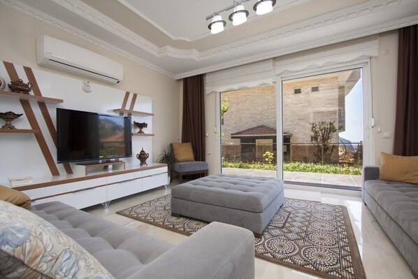Living area - Alanya Independent Pool Villa - 4 Beds 4 Baths Sea & City View 1.5 km to Beach (Antalya)