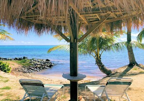 Chaises longues, serviettes de plage
