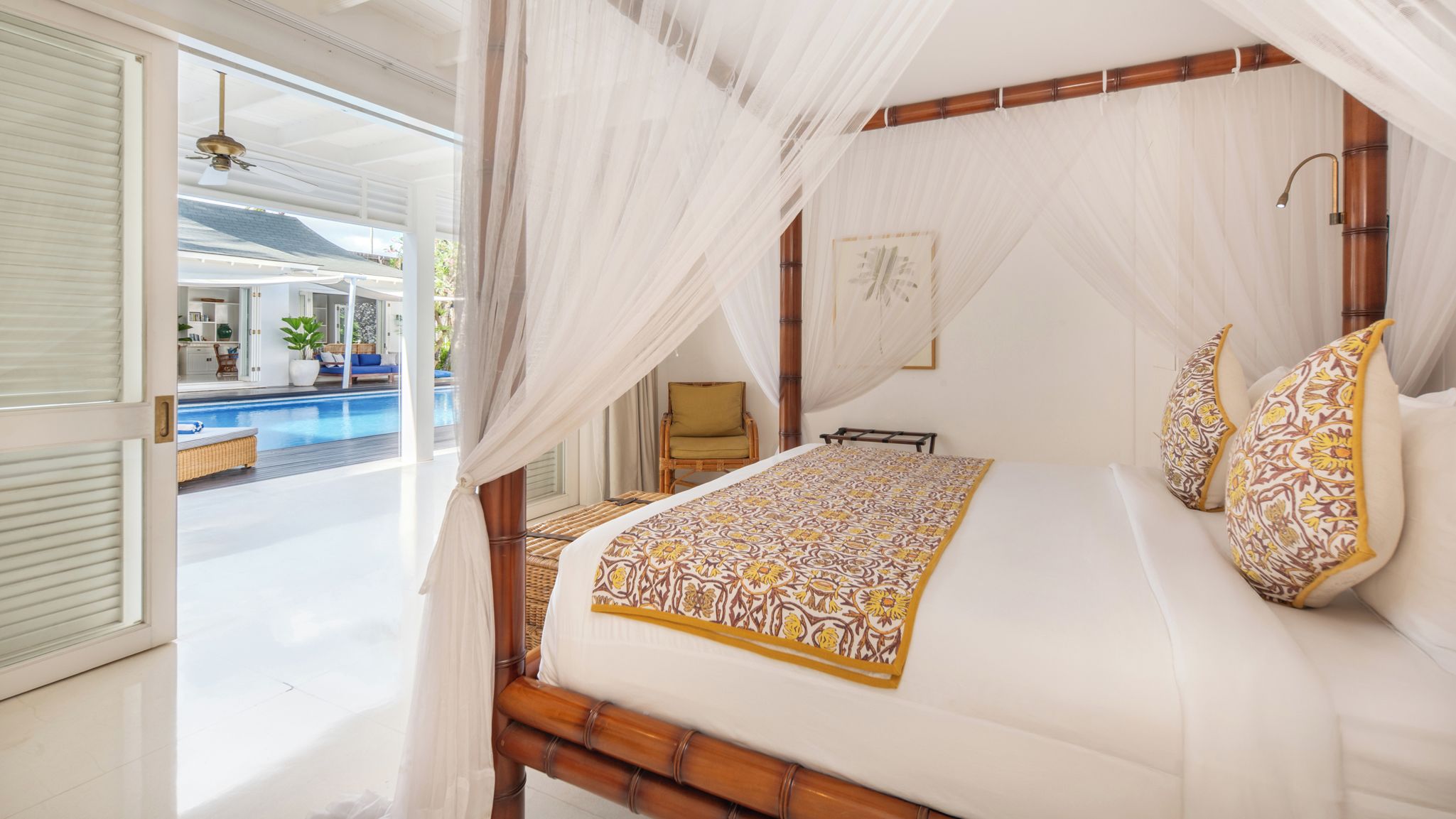 Una stanza con un letto, una sedia e vista su una piscina all'aperto.