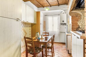 Fridge, toaster, cookware/dishes/utensils - GuestHost - San Giorgio Tiny Gem (Florence)
