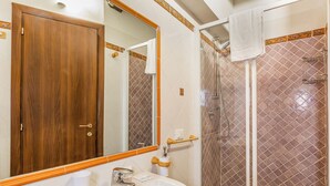 Buồng tắm vòi sen, máy sấy tóc, chậu vệ sinh/vòi rửa, khăn tắm 