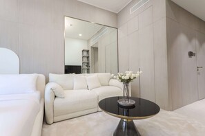 Apartment - Elite LUX Holiday Homes - Bright Modern Studio in Pearl House 1 JVC Dubai (Dubai)