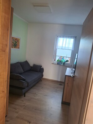 TV, DVD player, ping pong - Apartment 'Im Fränkischen Seenland' with Private Terrace and Wi-Fi (Abenberg)