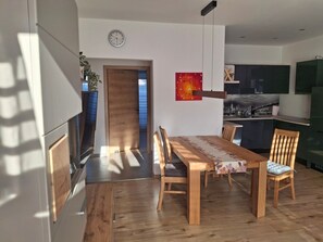 Dining - Apartment 'Im Fränkischen Seenland' with Private Terrace and Wi-Fi (Abenberg)